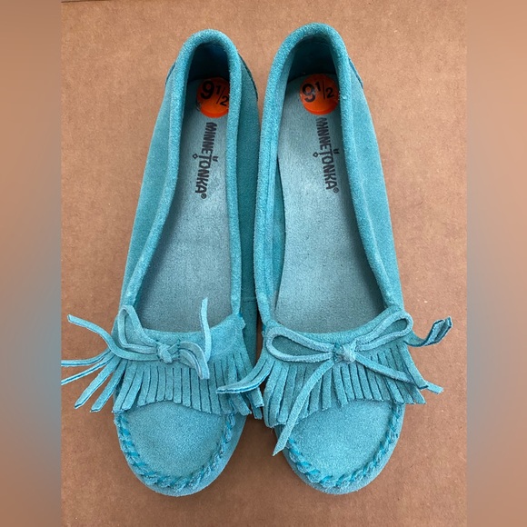 Minnetonka moccasins. NWOT. US 9.5 - Picture 1 of 4